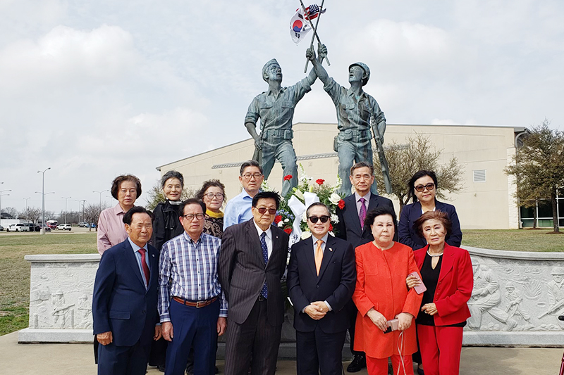 킬린한인회와 휴스턴 정영호 신임 총영사가 6·25 참전용사 추모비를 방문했다.