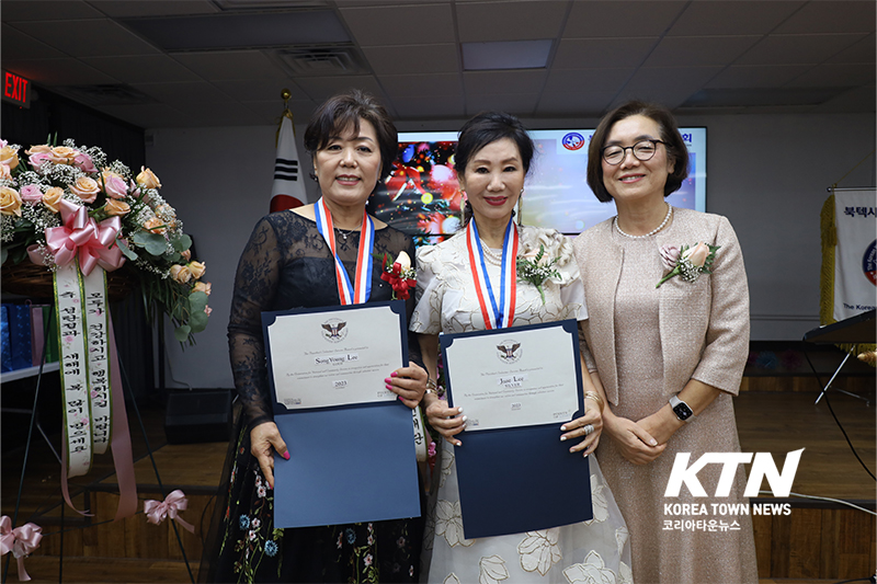 미 대통령 봉사상 시상식에서 이송영 회장(왼쪽)이 골드메달을, 제인리 이사장(가운데)이 실버메달을 수상했다.