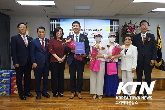 주최측에서 준비한 선물을 받은 탈북민들