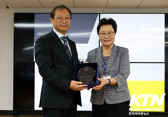 이날 김원영 전 이사장에게 감사패가 전달됐다