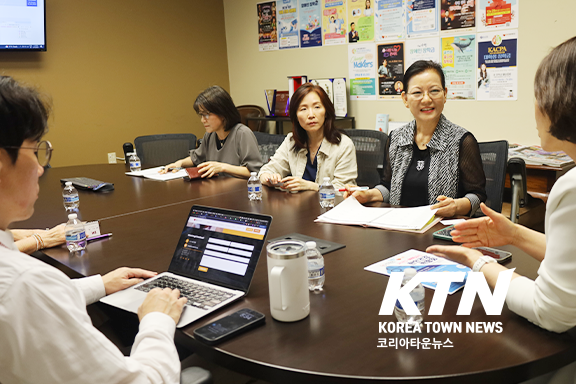 NTKNA의 김효행 회장(우)과 임원진