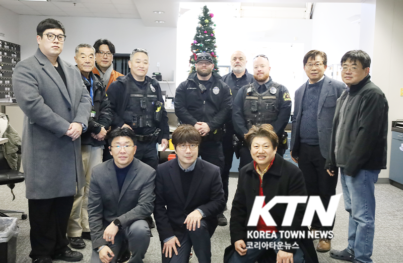 북텍사스한인상공회가 달라스경찰국 북서지부를 방문, 물 100팩을 전달했다.