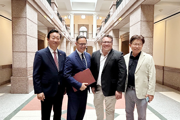 김성한 회장, 라파엘 안치아 주하원 의원, 오마르 나바에즈 달라스 시의원 , 김현겸 상공회 전 회장