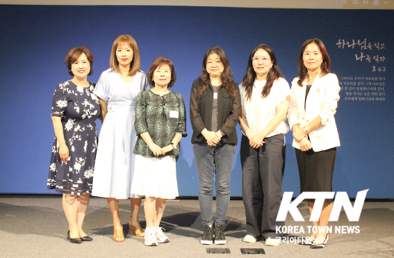 장기근속한 노한아, 김경선, 유명희, 양보은 교사가 무대에 올라 축하 받는 뜻깊은 시간이 진행됐다.