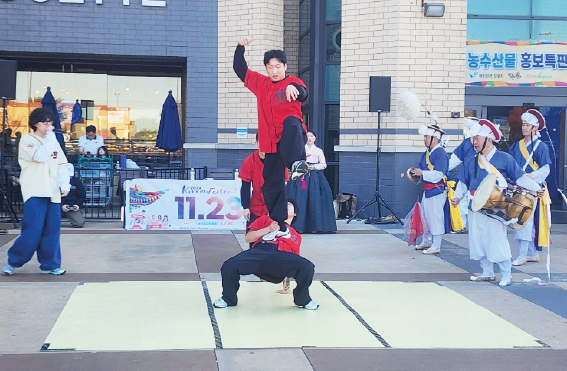 지난 9일(토), 광개토 사물놀이 팀은 시온마트 앞에서 23일 코리안페스티벌 개최를 알리는 행사를 열었다.