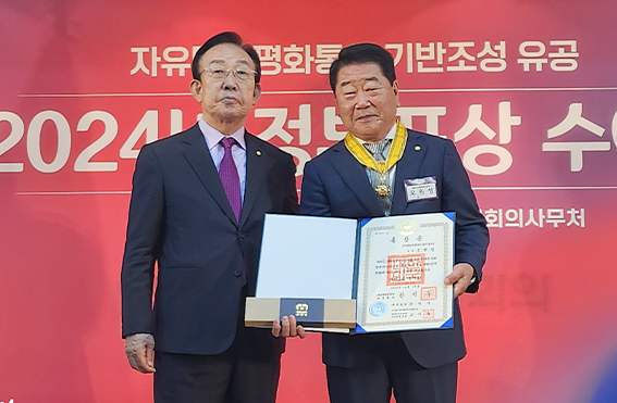 민주평통달라스협의회 오원성 회장이 국민훈장 ‘동백장’을 수상했다.