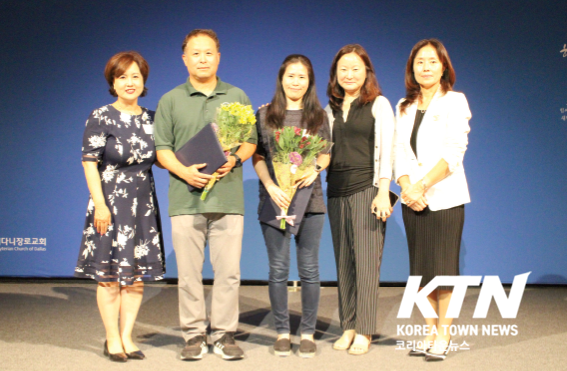 새달라스 한글학교의 최경석 및 정혜선 교사가 5년 근속 표창을 수상했다.