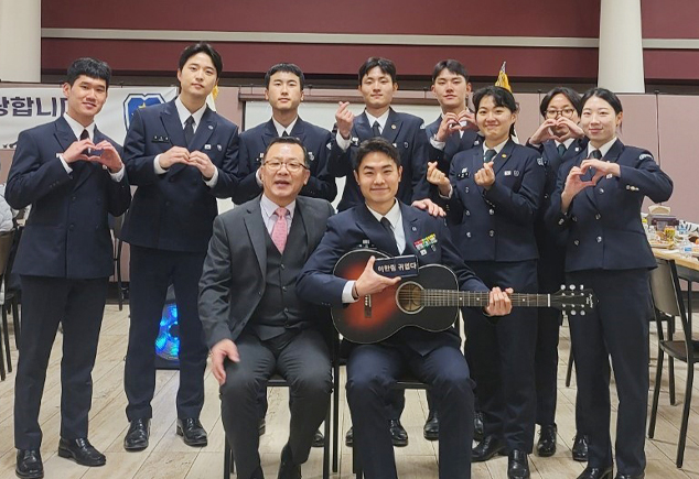 달라스 문무회 이경철 회장과 ROTC 후보생들