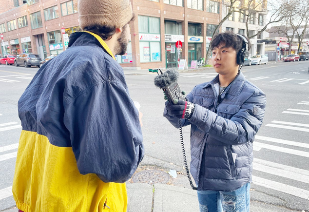 제임스 김이 거리의 시민과 인터뷰하고 있다.