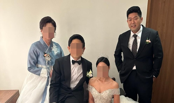 미 이민당국에 구금된 김태흥씨(맨 오른쪽)가 동생의 결혼식에 참석해 찍은 사진, 사진 제공=미주한인봉사교육단체협의회 
