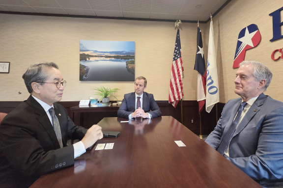 정영호 전 총영사와 존 B. 문스 플레이노 시장. 중앙은 플레이노 시 개발국장