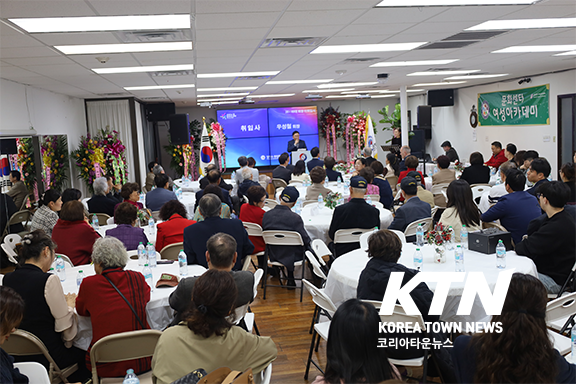 취임사를 듣고있는 한인회 이사및 축하객들