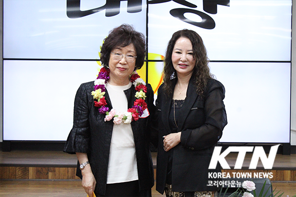 대상 강의숙 씨(좌), 한국홈케어 유성 원장(우)