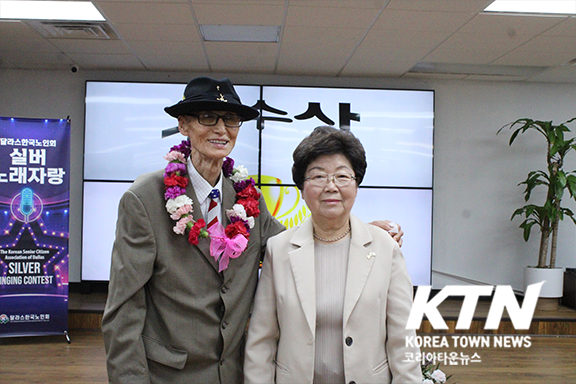 청춘인기상 김영욱 씨(좌), 노인회 이형천 회장(우)
