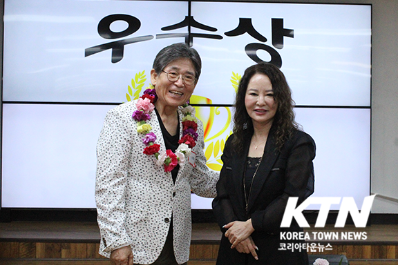 우수상 신명호 씨(좌), 한국홈케어 유성 원장(우)