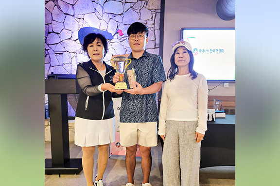 이번 대회 챔피언 스캇 리씨(가운데), 이송영 회장(좌), 진이 스미스 준비위원장(우)