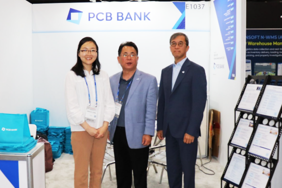왼쪽부터 Grace Jung, Suwanee Branch Manager (정은정 스와니 지점장), Jay You, SVP &amp; Georgia Regional Manager (유지형 죠지아 본부장), David Kim 전무, EVP &amp; Chief Banking Officer