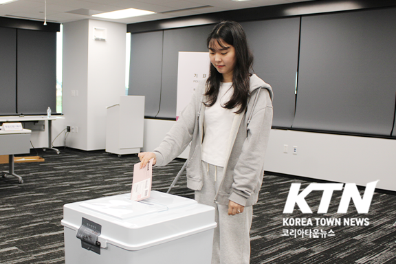 이번 대선 주달라스출장소 투표소의 첫 투표자인 성미언씨(27)가 투표함에 기표용지를 넣고 있다.