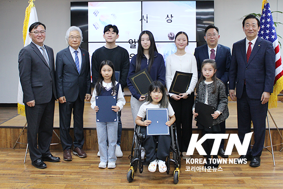 대회 수상자들과 내빈들이 함께한 기념촬영