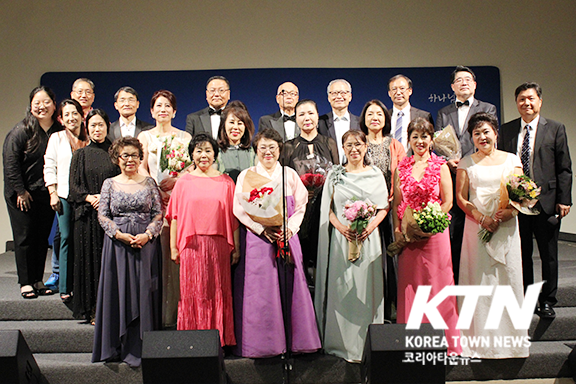 달라스 매스터 코랄 단원들이 공연 후 단체 기념촬영을 하는 모습