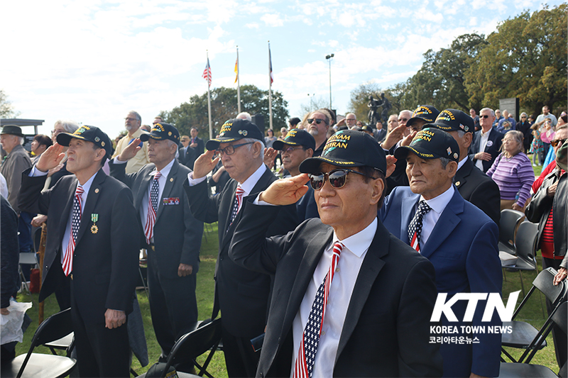 ‘알링턴 한국전 참전용사 기념비’ 준공식이 ‘재향군인의 날(veterans day)’에 맞춰  알링턴 참전용사 공원(Veterans Park)에서 개최됐다.