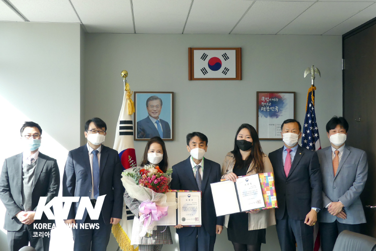 전수식에 참석한 김동현 영사, 조범근 영사, 유성주 원장, 홍성래 소장, 김수지 실무관, 이경철 부원장, 박정식 영사 (왼쪽 부터)