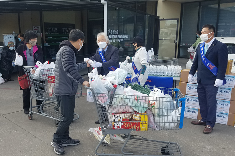 지난 5일(토) 코마트에서 달라스 한인회와 민주평통 달라스 협의회 관계자들이 동포들에게 무료 방역 용품을 나눠줬다.