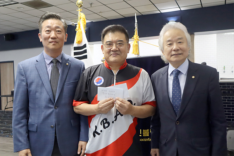 달라스 한인회 유석찬 회장과 달라스 체육회 김성한 회장이 이날 볼링협회 구본성 회장에게 격려금을 전했다.