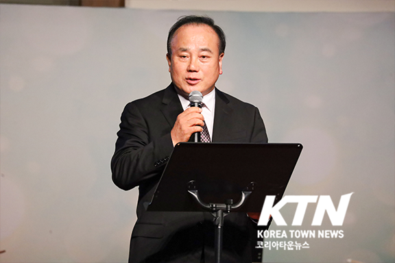 DK파운데이션 스캇 김 이사장이 인사말을 전하고 있다.