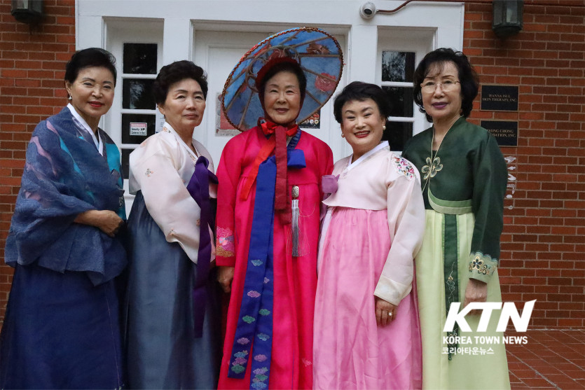 달라스한국어머니회 최영휘 회장(가운데) 및 회원들도 이날 함께했다.