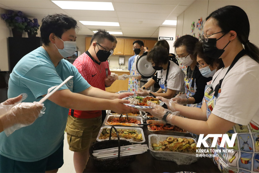 맛있는 점심을 받고 있는 달라스장애인 학교 학생들