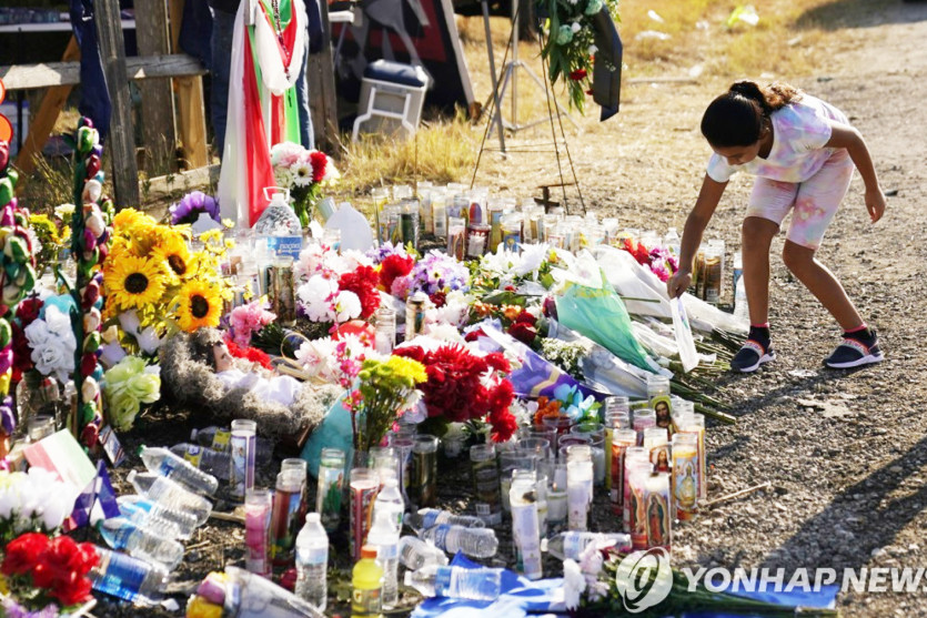 센안토니오 밀입국 트레일러 참사 희생자들을 추모하는 장소가 마련됐다.