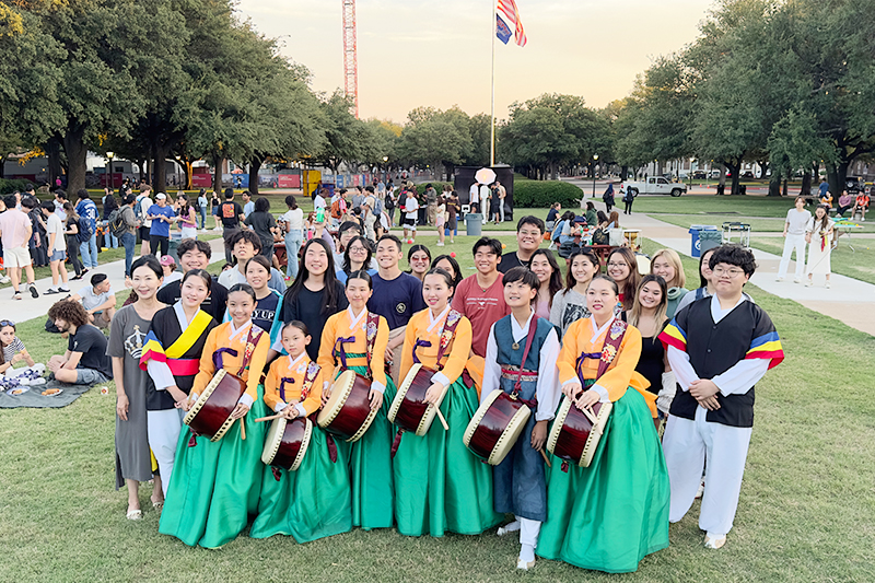 달라스국악협회가 지난달 25일(월) SMU Dallas Hall 광장에서 열린 ‘추석의 밤’ 행사에 참여했다.