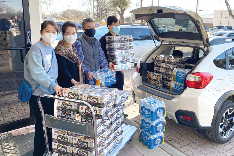 한국홈케어 직원들이 피해를 겪은 주민들에게 물과 음식을 전달했다.