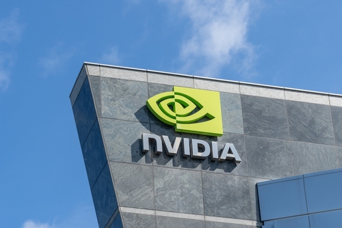 Nvidia는 장중 한때 시가총액이 4조 달러를 돌파하며 세계에서 가장 가치 있는 상장 기업의 자리에 올랐다.