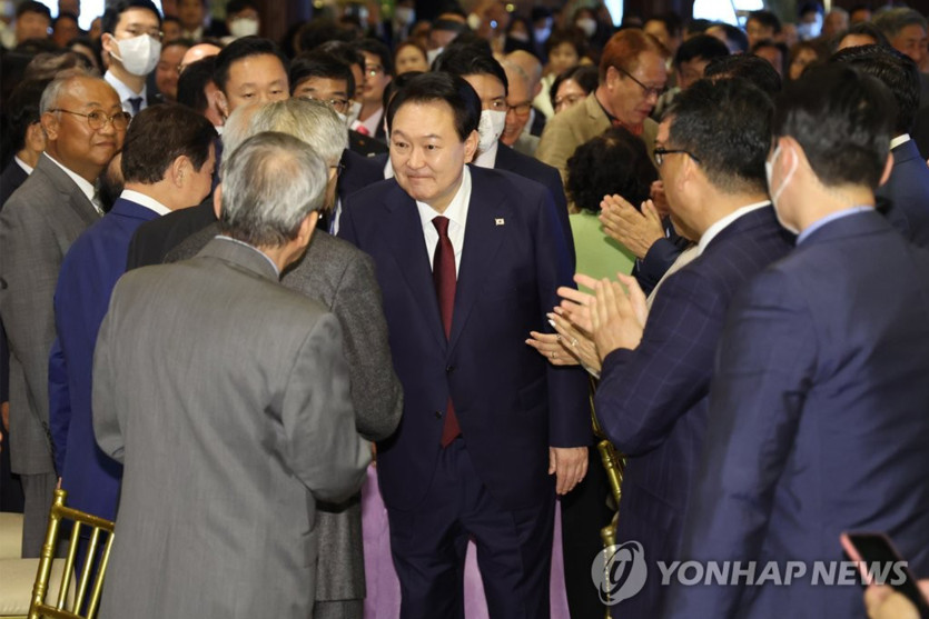 윤석열 대통령이 20일(현지시간) 미국 뉴욕 시내 한 연회장에서 열린 동포간담회에서 참석자들과 인사하고 있다. 