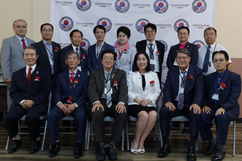 미주한인회 중남부연합회, 이사·임원단이 단체 사진을 찍고 있다.