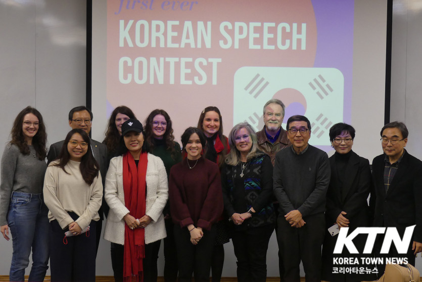 한국어 말하기 대회 수상자와 심사위원들이 단체 사진을 찍었다.