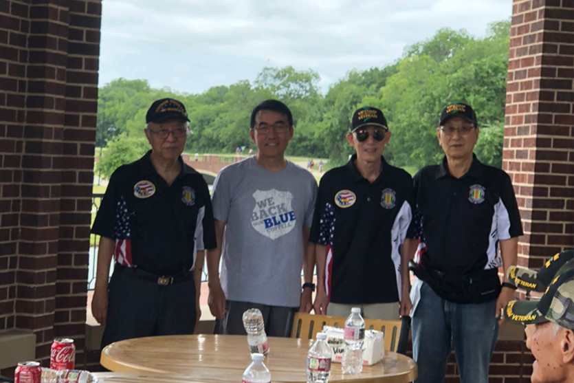 코펠 전영주 시의원(왼쪽 두번째)이 월남전 전우회 회원들의 야유회에 방문했다.